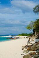 bellissimo mare e spiaggia Visualizza e turchese acqua nel Tailandia foto