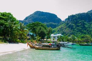 maya baia - bellissimo spiaggia nel phi phi isola - Tailandia, marzo 2024 foto