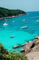 tropicale isole di oceano blu mare acqua e bianca sabbia spiaggia a similan isole con famoso vela roccia, phang nga Tailandia natura paesaggio foto