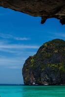 maya baia - bellissimo spiaggia nel phi phi isola - Tailandia, marzo 2024 foto