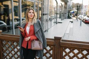 giovane alla moda attività commerciale donna nel fretta su città strada, parlando su mobile Telefono foto