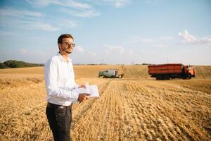 contento contadino nel il campo controllo Mais impianti durante un' soleggiato estate giorno, agricoltura e cibo produzione concetto foto