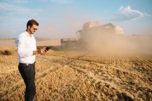 contento contadino nel il campo controllo Mais impianti durante un' soleggiato estate giorno, agricoltura e cibo produzione concetto foto