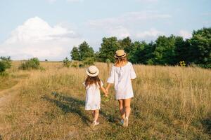 madre e figlia avendo divertimento nel il parco. felicità e armonia nel famiglia vita. bellezza natura scena con famiglia all'aperto stile di vita. La madre di giorno foto