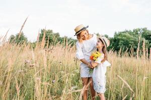 giovane madre e sua figlia avere divertimento, La madre di giorno. foto