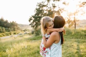 madre e figlia avendo divertimento nel il parco. felicità e armonia nel famiglia vita. bellezza natura scena con famiglia all'aperto stile di vita foto