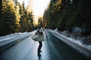 contento ragazza con cappello nel foresta a montagna strada sfondo, rilassare tempo su vacanza concetto viaggio ,colore di Vintage ▾ tono e morbido messa a fuoco. foto