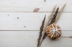 posizionare i biscotti con un nastro legato su un pavimento di legno. foto