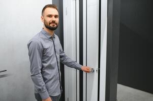 un' uomo sceglie porte nel un' hardware memorizzare per il suo appartamento foto