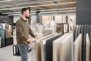 fiducioso maschio cliente raccolta su parete piastrella materiale per bagno nel hardware memorizzare foto