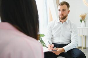 sessione con psicoterapeuta, donna con depressione risolve mentale le difficoltà e parla di i problemi per maschio psicologo. mentale Salute. trattamento di nervoso e mentale disturbi. ansia foto