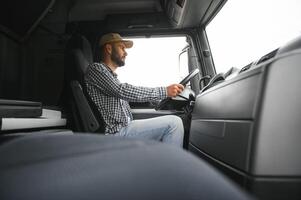 autista dietro a il ruota nel camion cabina. foto