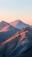 dolcemente illuminato montagna creste a crepuscolo foto