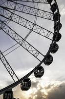 ruota panoramica sul cielo blu foto