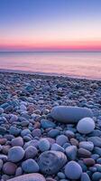 ciottolo spiaggia a tramonto foto