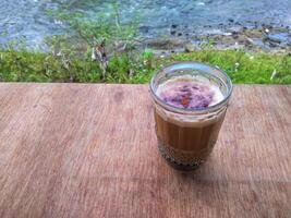 tazza di caffè su tavolo all'aperto rilassante su mattina luce. foto