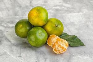 mandarino verde dolce maturo e saporito foto