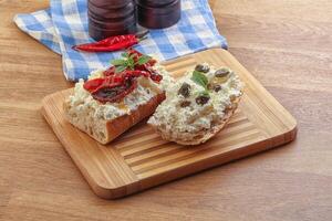 bruschetta con capperi al formaggio molle e pomodoro foto