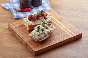 bruschetta con capperi al formaggio molle e pomodoro foto