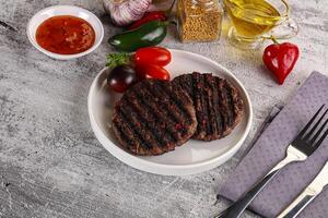 cotoletta di hamburger alla griglia con salsa foto