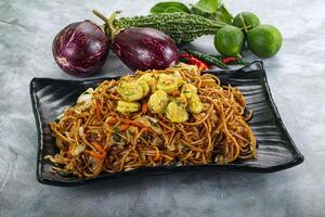 agitare fritte tagliatelle con gamberetto foto