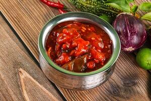 asiatico cucina - gamberetto nel caldo aglio salsa foto