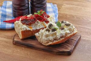 bruschetta con capperi al formaggio molle e pomodoro foto