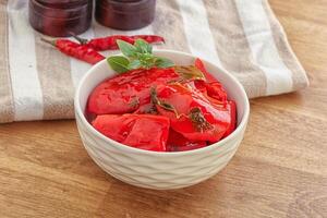 peperone rosso marinato con olio foto