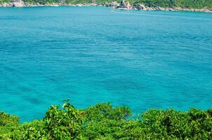 tropicale isole di oceano blu mare acqua e bianca sabbia spiaggia a similan isole con famoso vela roccia, phang nga Tailandia natura paesaggio foto