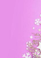 sfondo rosa di natale con ramoscelli dorati, stelle e fiocchi di neve. copia spazio foto