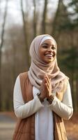 ai generato ritratto di un' bella africano musulmano donna indossare sciarpa preghiere e sorridente all'aperto. religioso, pace e felicità concetto foto