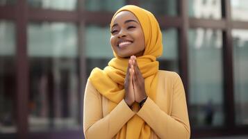 ai generato ritratto di un' bella africano musulmano donna indossare giallo sciarpa preghiere e sorridente all'aperto. religioso, pace e felicità concetto foto