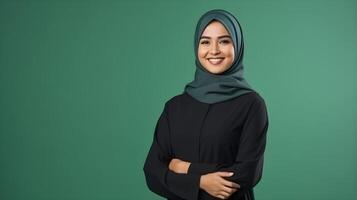 ai generato avvicinamento ritratto di attraente Arabo donna indossare sciarpa e attraversamento mano su verde sfondo. attività commerciale concetto foto