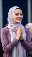 ai generato ritratto di un' bella musulmano donna indossare viola sciarpa preghiere e sorridente all'aperto. religioso, pace e felicità concetto foto