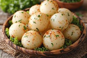 pao de queijo brasiliano formaggio pane nel il cucina tavolo professionale pubblicità cibo fotografia foto