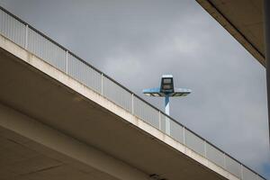 autostrada ponte con un' proiettore nel il sfondo foto