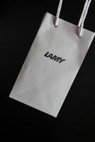 bangkok, Tailandia - aprile 12, 2024 carta Borsa con argento lamy icona logo. lamy penna Germania marca foto