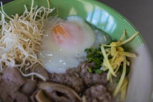 congee con tritato Maiale, fegato, Maiale viscere e morbido bollito nel un' ciotola foto