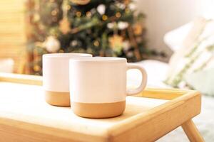 Due tazze su di legno vassoio. caffè e tè nel rustico atmosfera. biologico cioccolato e menta cappuccino foto