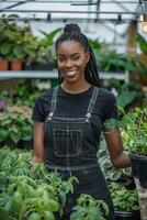 nero attività commerciale donna nel un' giardino centro circondato di verdura foto