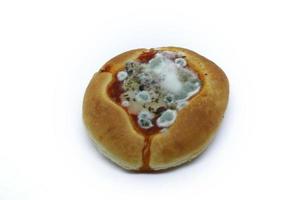 pizza ammuffita isolato su sfondo bianco. foto