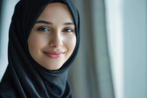 sorridente giovane arabo ragazza nel nero hijab ritratto. foto