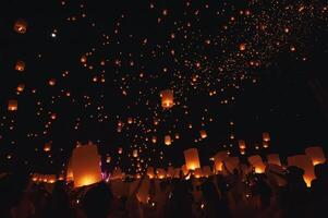 chiang Mai - Tailandia novembre 27, 2023. turisti felicemente celebrare rilasciando lanterne a il loi Krathong yi peng lanterna Festival secondo per tailandese culturale tradizioni. foto