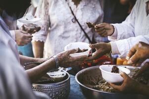 Affamato senza casa persone richiesta gratuito cibo donazioni a partire dal volontari sociale concetto di porzione foto