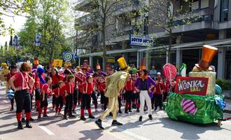 abano terme, padova Italia aprile 7, 2024 abano strada carnevale, vivere evento con carnevale sfilate, musica, danza, e divertimento per tutti età. wonka sbarra. foto