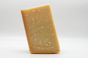 italiano parmigiano reggiano formaggio isolato su bianca sfondo. parmigiano formaggio. foto