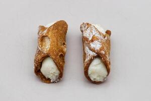 cannolo siciliano mignon, siciliano cannoli pieno con ricotta crema. foto