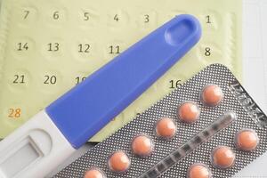gravidanza test e nascita controllo pillole su calendario, contraccezione Salute e medicinale. foto