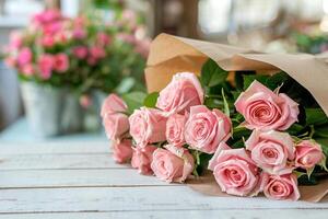 bellissimo mazzo di rosa pastello Rose avvolto nel un' mestiere carta su un' bianca di legno tavolo nel un' fiore negozio. foto