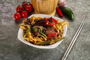 asiatico wok con spaghetto, verdure e Manzo foto